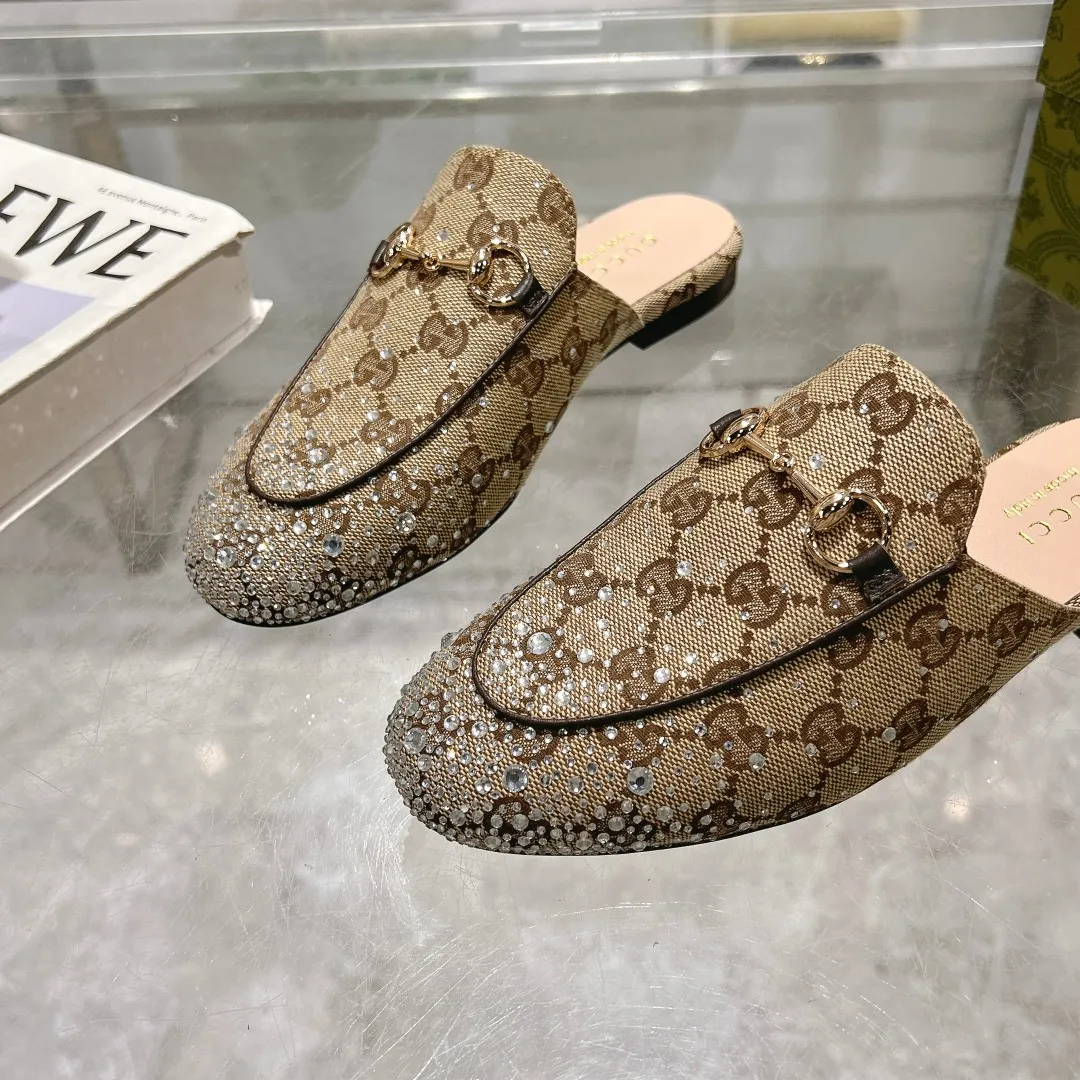 👟👟Ex-factory price 560👟👟 1819-1 Black G diamond (35-41) (40/41 custom-made) As an outstanding representative of Gucci’s design heritage, the Jordaan series of loafers with horsebit buckles vividly highlight the classic and elegant style. Crafted from the brand's signature monogram canvas, this shoe is timeless. Made from soft material and with a refined, smooth silhouette, these shoes are a perfect expression of everyday elegance. Black GG Canvas Women Light Gold Tone Hardware Horsebit Faceted Crystal Detail Leather Sole Flat